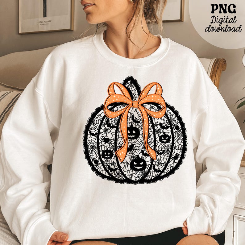 Może przedstawiać: Biała bluza z czarnym koronkowym wzorem dyni z twarzami jack-o'-lantern i pajęczynami. Dynia ma pomarańczową kokardę w białe kropki. Tekst "PNG Digital download" znajduje się w prawym g&oacute;rnym rogu.