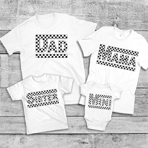 Peut inclure: T-shirts blancs et un body avec du texte &agrave; carreaux noir et blanc qui dit "DAD", "MAMA", "SISTER" et "MINI". Les t-shirts sont &agrave; manches courtes et le body est sans manches.