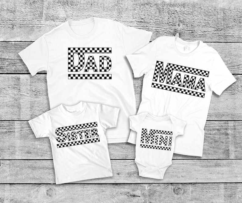 Peut inclure: T-shirts blancs et un body avec du texte &agrave; carreaux noir et blanc qui dit "DAD", "MAMA", "SISTER" et "MINI". Les t-shirts sont &agrave; manches courtes et le body est sans manches.