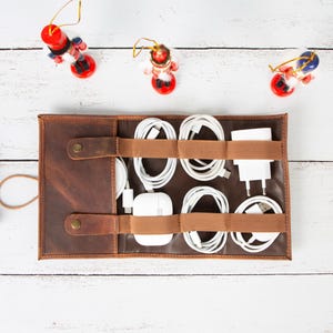 Bolsa organizadora de cables de tecnología personalizada de cuero genuino: el mejor cargador, rollo de almacenamiento de cables, soporte para pasaporte, rollo de carga de viaje