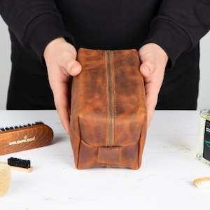 Personalized Leather Dopp Kit – Groomsmen Gift, Toiletry Bag for Men, Best Man Proposal, Wedding Gift, Travel Groom Bag