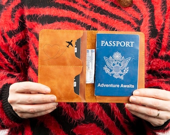 Portapasaportes de cuero personalizado, cartera de viaje con nombre personalizado, funda para pasaporte duradera hecha a mano, regalo para viajeros de estilo minimalista.