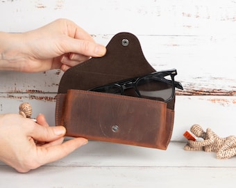Estuche de cuero personalizado para gafas, soporte personalizado para gafas, funda protectora hecha a mano para gafas de sol, idea de regalo para él o para ella.