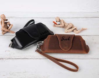Estuche de cuero para gafas: soporte personalizado para gafas y gafas de sol de grano superior con cierre magnético y correa desmontable para el cuello y la muñeca.