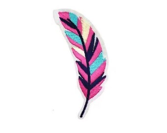 Könnte beinhalten: Gestickter Federaufnäher in Rosa-, Blau- und Marine-Tönen mit weißem Rand. Das Federdesign weist eine Mischung aus Farben und Texturen auf, die sich zum Hinzufügen zu Kleidung oder Accessoires eignet.