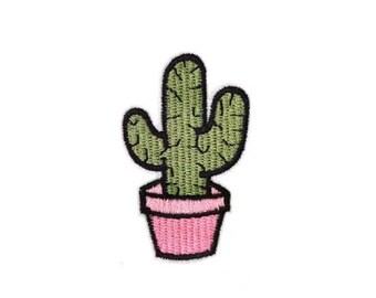 Puede incluir: Parche bordado con un cactus verde en una maceta rosa. El cactus tiene un aspecto texturizado con costuras detalladas. La maceta es de color rosa liso con un contorno negro. El parche está diseñado para planchar o coser sobre tela.