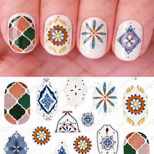 Può includere: Adesivi per nail art con vari disegni geometrici e floreali nei toni dell'arancione, verde, blu e bianco. I disegni includono motivi a quadrifoglio, a stella e a medaglione. Gli adesivi sono mostrati su unghie curate e come decalcomanie individuali.