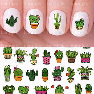 Può includere: Adesivi per nail art con vari disegni di cactus verdi in vasi. Alcuni cactus hanno facce sorridenti e fiocchi rosa. Gli adesivi sono su sfondo bianco, con la parola "hannjak" ripetuta.