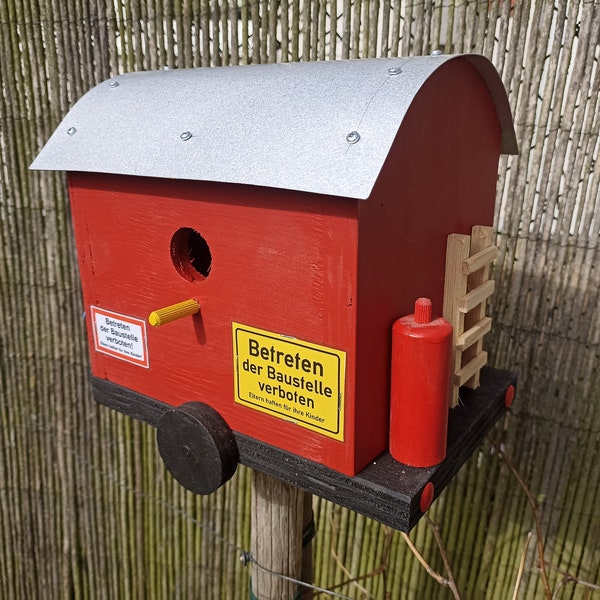 Vogel Nistkästen als Bauwagen, Farbe rot