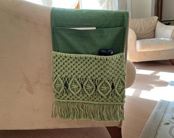 Organizador de reposabrazos de macramé para control remoto y cesta de almacenamiento, organizador de sillón para controles remotos de TV, teléfonos y revistas.