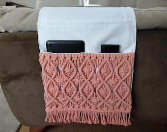 Organizador de reposabrazos de macramé anudado a mano en color coral, con soporte para control remoto y cesta de almacenamiento, 28 x 94 cm. Elige tu color.