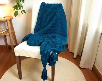 Acogedora manta para TV de lana tejida a mano en color azul verdoso: Manta