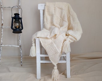 Ivory hand knit wool TV blanket//Tasseled blanket//Chunky blanket//Christmas gift//Boho//Valentines day gift//Cozy blanket //Blanket