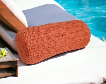 Almohada exterior tejida a mano en color naranja con inserto