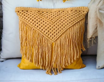 Funda de almohada decorativa de macramé estilo bohemio hecha a mano en color mostaza