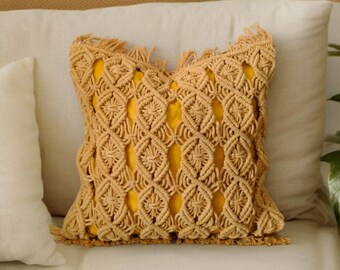Funda de almohada de macramé de algodón anudada a mano con detalles geométricos color mostaza, decoración bohemia
