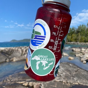 Adhesivo de 2,5&quot; de Great Lake Life, de origen vegetal y sin plástico, para botellas de agua, cuadernos, portátiles, etc. / Verde salvia / Compostable