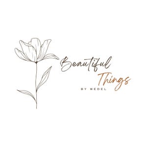 Op de afbeelding: Een lijntekening van een bloem met de tekst "Beautiful Things by Wedel" eronder.