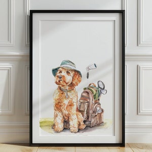 Può includere: Un dipinto ad acquerello di un golden doodle che indossa un cappello verde e marrone e tiene una sacca da golf con mazze. Il cane è seduto su una superficie erbosa verde.