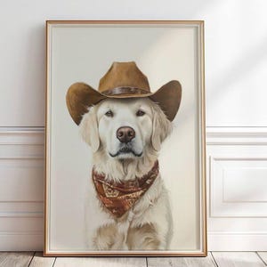 Puede incluir: Un perro golden retriever blanco con un sombrero de vaquero marrón y un pañuelo rojo. El perro está mirando directamente a la cámara.