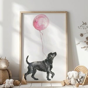 Op de afbeelding: Een aquarel van een zwarte hond met een roze ballon. De hond kijkt omhoog naar de ballon, die aan een touwtje vastzit. De aquarel heeft een witte achtergrond.