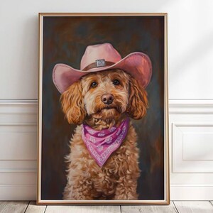 Peut inclure: Une peinture d'un chien brun portant un chapeau de cowboy rose et un bandana rose. Le chien regarde directement le spectateur. L'arrière-plan est brun foncé.