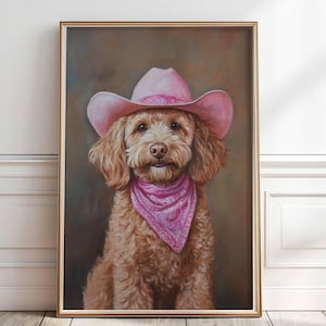 以下が含まれることがあります： ピンクのテンガロンハットとピンクのバンダナをつけた茶色と白の犬。犬はカメラを見つめている。
