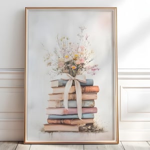 Puede incluir: Una impresión artística enmarcada que presenta una pila de libros coronada por un ramo de flores atado con una cinta. Los libros son de varios colores y las flores son en tonos rosa, amarillo y blanco. El marco es dorado.