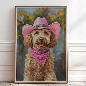 Peut inclure: Un chien brun et blanc portant un chapeau de cow-boy rose avec un accent en pierre turquoise et un bandana rose. Le chien regarde directement la caméra avec une expression joyeuse. L'arrière-plan est une peinture floue de feuillage vert.