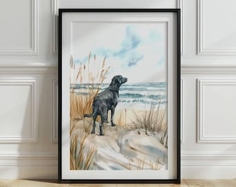 Peut inclure: Peinture à l'aquarelle d'un labrador noir debout sur une plage de sable, regardant l'océan. Le chien est entouré de hautes herbes et l'eau est d'un bleu clair.