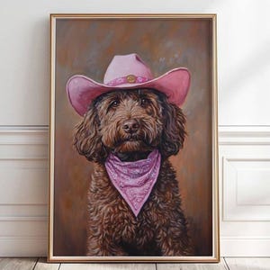 Peut inclure: Un chien brun portant un chapeau de cowboy rose et un bandana rose. Le chien regarde la caméra. L'arrière-plan est de couleur brune.