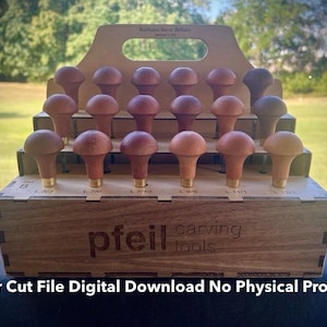 Può includere: Un rack di legno per riporre gli strumenti da intaglio, con il nome del marchio "pfeil carving tools" stampato sul davanti. Il rack ha 24 slot per gli strumenti, e ogni slot è etichettato con un numero. Il rack è realizzato in legno marrone chiaro e ha una finitura naturale.
