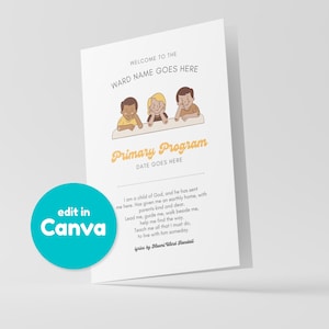 Op de afbeelding: Een witte kaart met een gele en oranje titel die "Primair Programma" zegt en een datumhouder. De kaart heeft ook een welkomstbericht en een citaat over het kind zijn van God. De kaart toont een cartoonillustratie van drie kinderen die aan een tafel zitten.