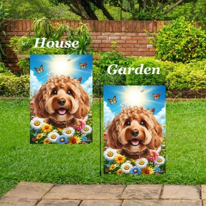 Könnte beinhalten: Zwei Gartenflaggen mit einem Design eines lächelnden Hundes. Die Flaggen zeigen einen goldfarbenen Hund mit fröhlichem Gesichtsausdruck, umgeben von bunten Blumen und Schmetterlingen. Die Texte "House" und "Garden" sind auf den Flaggen aufgedruckt.