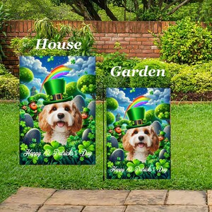 Könnte beinhalten: Zwei St. Patrick's Day Gartenflaggen mit einem Hund, der einen grünen Leprechaun-Hut trägt, umgeben von Kleeblättern und Leprechauns. Die Flaggen zeigen den Text "Happy St Patrick's Day" und einen Regenbogen.