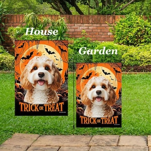 Könnte beinhalten: Halloween-Haus- und Gartenflaggen mit einem lächelnden Hund. Die Flaggen haben einen orangefarbenen Hintergrund mit Vollmond, Fledermäusen und den Worten "Trick or Treat".