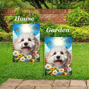 Puede incluir: Dos banderas de jardín con un perro sonriente, sobre un fondo de cielo azul, con mariposas y flores. Las banderas llevan las inscripciones "House" y "Garden".