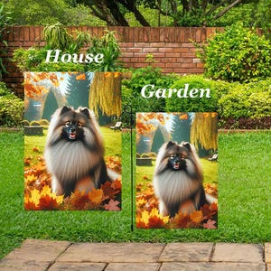 Può includere: Due bandiere da giardino, una per la casa e una per il giardino, raffigurano un cane soffice in un'ambientazione autunnale. Le bandiere mostrano il testo "House" e "Garden" in bianco. Il cane è circondato da colorate foglie autunnali.