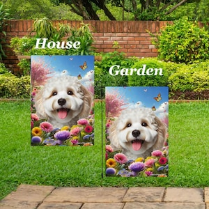 Puede incluir: Dos banderas de jardín, una etiquetada como "Casa" y la otra como "Jardín", presentan un perro sonriente rodeado de flores coloridas y mariposas contra un cielo azul. Las banderas se exhiben en un césped verde.