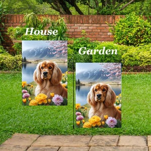 Könnte beinhalten: Zwei Gartenflaggen mit einem Hundeporträt. Die Flaggen zeigen einen goldenen Cocker Spaniel in einer Gartenszene mit Blumen, einem See und Bergen. Das Wort "House" steht auf einer Flagge und "Garden" auf der anderen.