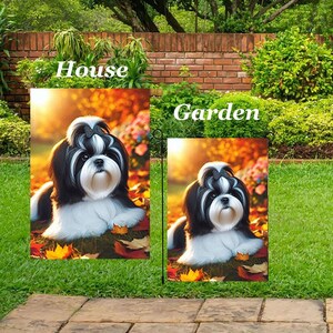 Può includere: Due bandiere da giardino con un cane Shih Tzu con pelo bianco e nero, su uno sfondo di foglie autunnali e fiori. Le bandiere sono etichettate "House" e "Garden" in testo bianco, adatte per l'arredamento esterno.