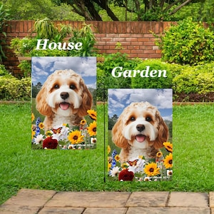 Könnte beinhalten: Zwei Gartenflaggen mit einem lächelnden Hund mit hellbraunem und weißem Fell, umgeben von Sonnenblumen, Schmetterlingen und anderen Blumen. Auf den Flaggen stehen die Worte "House" und "Garden".