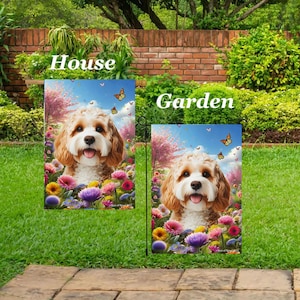 Könnte beinhalten: Zwei Gartenflaggen mit einem lächelnden Hund in einem Feld bunter Blumen. Auf den Flaggen steht "House" und "Garden". Die Flaggen zeigen einen blauen Himmel mit Schmetterlingen und sind für den Außenbereich geeignet.