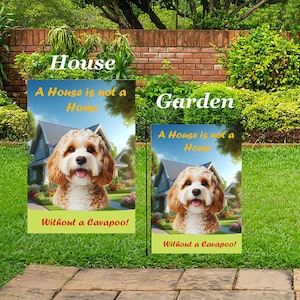 Könnte beinhalten: Zwei Gartenfahnen mit dem Text "A House is not a Home Without a Cavapoo!" zeigen eine Cavapoo-Hundeillustration vor einem Haus. Eine Fahne ist größer und mit "House" beschriftet, die andere ist kleiner und mit "Garden" beschriftet.