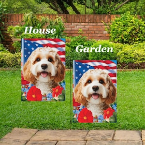 Könnte beinhalten: Zwei Gartenflaggen mit einem lächelnden Hund mit braun-weißem Fell, vor dem Hintergrund der amerikanischen Flagge. Rote Blumen und blaue florale Akzente befinden sich am unteren Rand der Flaggen. Die Wörter "House" und "Garden" stehen über den Flaggen.