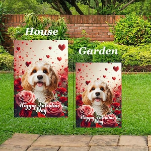 Könnte beinhalten: Zwei Valentinstag-Gartenflaggen mit einem lächelnden Hund, umgeben von roten Rosen und Herzen. Die Flaggen tragen den Text "Happy Valentine's Day". Eine Flagge ist mit "House" und die andere mit "Garden" beschriftet.