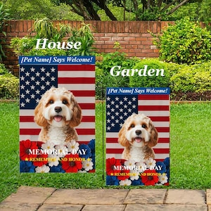Könnte beinhalten: Zwei Gartenflaggen mit einem Hund und einem Design der amerikanischen Flagge. Die Flaggen zeigen den Text "[Pet Name] Says Welcome!" und "Memorial Day ★ Remember and Honor" mit roten, weißen und blauen floralen Details. Eine ist eine Hausflagge, die andere eine Gartenflagge.