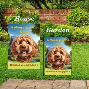 Puede incluir: Dos banderas de jardín con un retrato de perro Cockapoo. Las banderas muestran el texto "A House is not a Home Without a Cockapoo!" sobre un fondo de cielo azul. Una bandera está etiquetada como "House", la otra como "Garden".