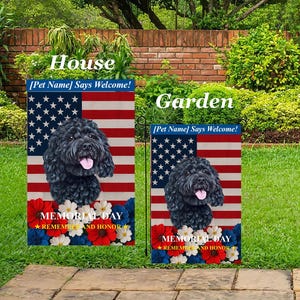 Puede incluir: Banderas de jardín y casa del Día de los Caídos con un perro negro sobre un fondo de la bandera estadounidense. Las banderas muestran el texto "[Nombre de la mascota] dice ¡Bienvenido!" y "Memorial Day Remember and Honor" con flores rojas, blancas y azules.