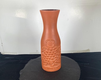 Vintage Gourmet Topf Terracotta Wine One Liter Carafe: Grape Design on Front and Back of Carafe